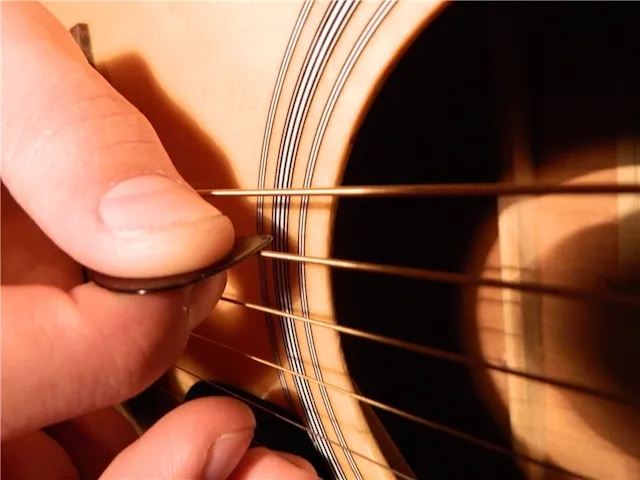 Как играть медиатором на гитаре - техника игры на гитаре