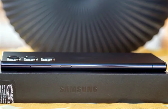 Galaxy S22 Ultra сбоку